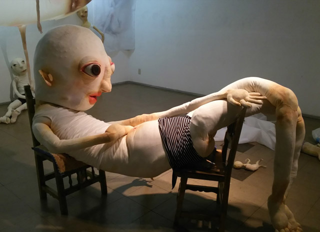 鎌田紀子《大きいひと》2011:「以“身”伝心 からだから、はじめてみる」ボーダレス・アートミュージアムNO-MA他